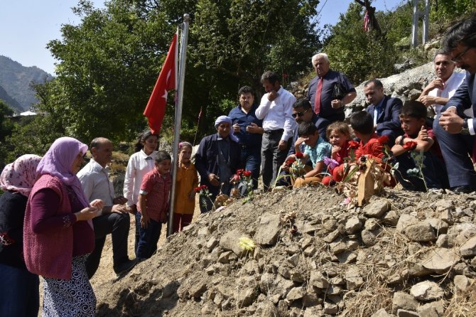 Öğrencileri Şehit Öğretmenin Kabrini Ve Ailesini Ziyaret Etti