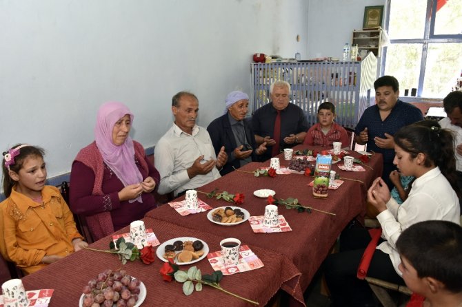 Öğrencileri Şehit Öğretmenin Kabrini Ve Ailesini Ziyaret Etti