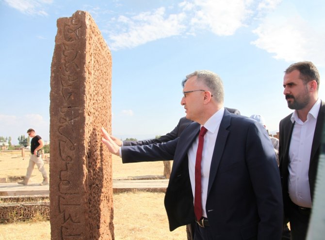 Bakan Ağbal, Selçuklu Mezarlığının İhtişamı Karşısında Etkilendi