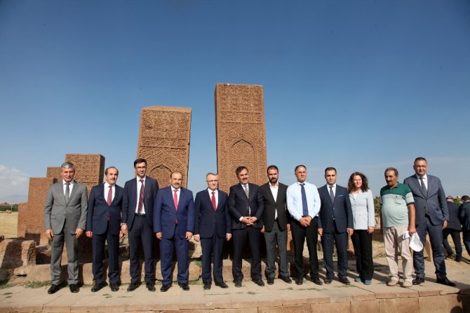 Bakan Ağbal, Selçuklu Mezarlığının İhtişamı Karşısında Etkilendi