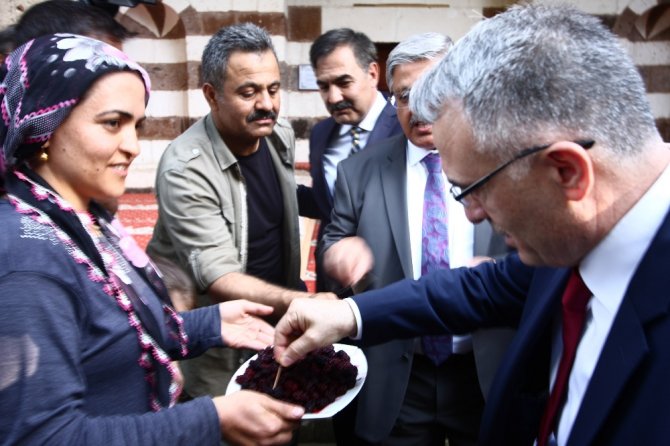 Bakan Ağbal, Selçuklu Mezarlığının İhtişamı Karşısında Etkilendi