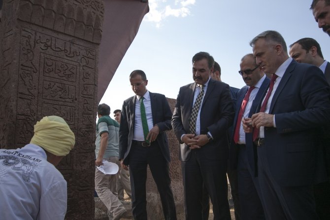 Bakan Ağbal, Selçuklu Mezarlığının İhtişamı Karşısında Etkilendi