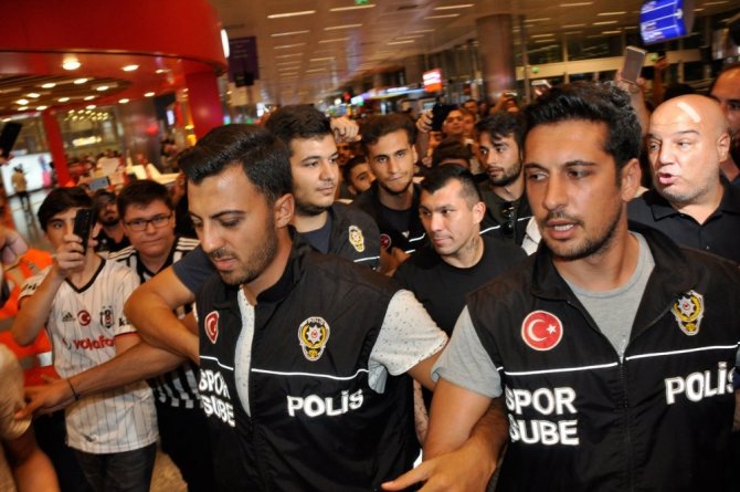 Beşiktaş’ın Yeni Transferi Medel, İstanbul’a Geldi