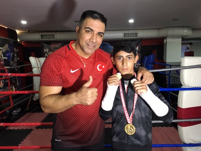 Maçta İki Elinin Parmakları Kırıldı, Türkiye Şampiyonu Oldu