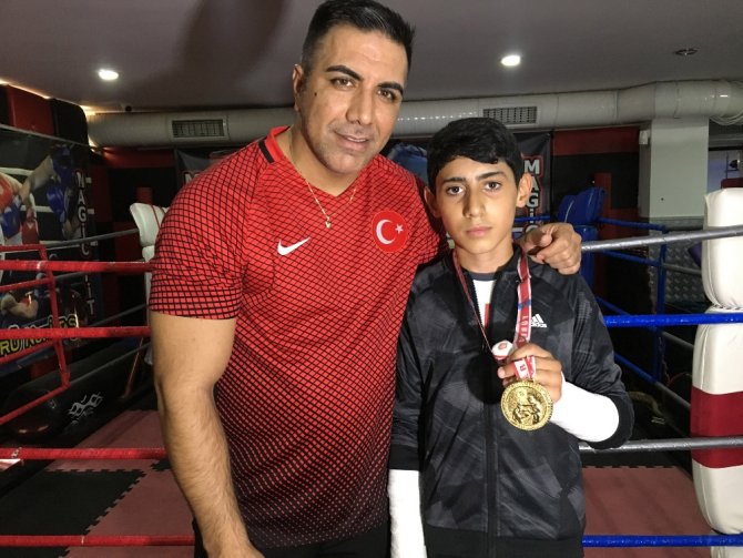 Maçta İki Elinin Parmakları Kırıldı, Türkiye Şampiyonu Oldu
