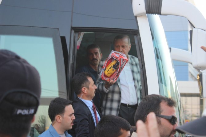 Cumhurbaşkanı Erdoğan’dan Çocuklara Oyuncak