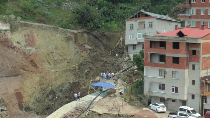 Giresun’da Bir İnşaatın Temelinin Kazılması Sırasında Toprak Kayması Meydana Geldi