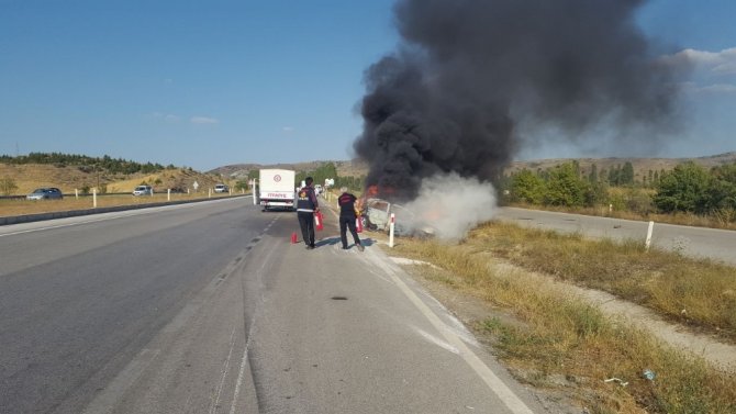 Bariyerlere Çarpan Araç Alev Topuna Döndü: 1 Ölü
