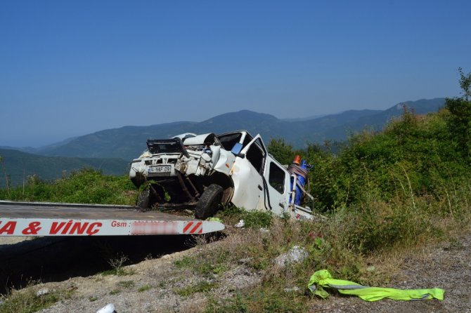 Kamyonet Uçuruma Yuvarlandı: 2’si Ağır, 4 Yaralı