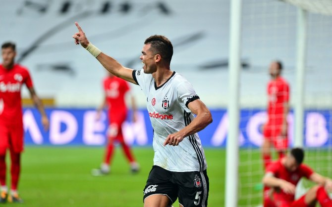 Beşiktaş İlk Yarıyı Önde Geçti