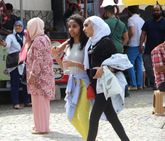 Arap Turistler Oraya Akın Ediyor