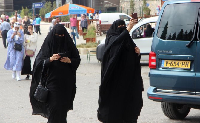 Arap Turistler Oraya Akın Ediyor
