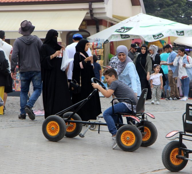 Arap Turistler Oraya Akın Ediyor