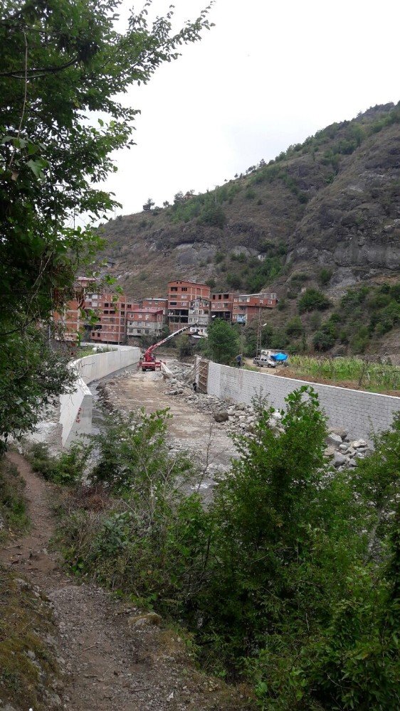 Artvin’de Taşkın Koruma Çalışmaları Devam Ediyor