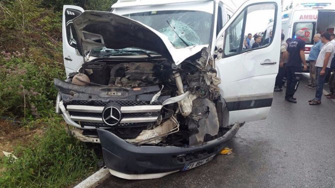 Fındık İşçilerini Taşıyan Minibüs Kaza Yaptı: 15 Yaralı