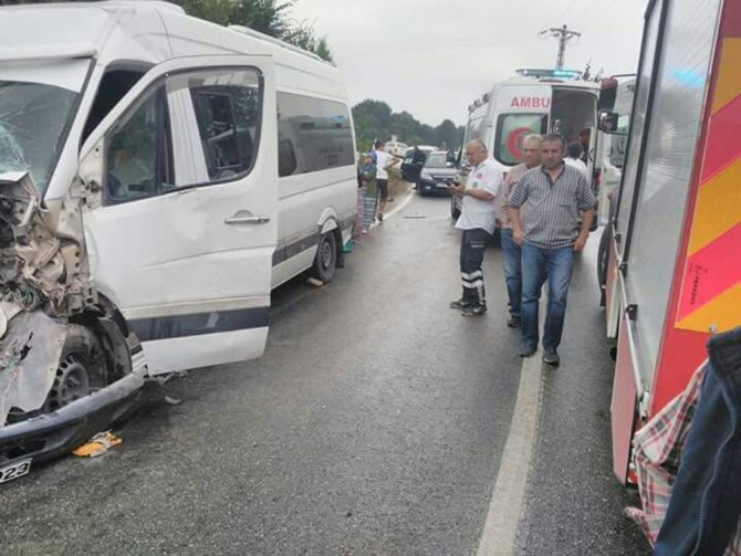 Fındık İşçilerini Taşıyan Minibüs Kaza Yaptı: 15 Yaralı