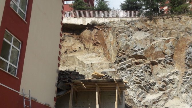 Gümüşhane’de Kaya Düşmesi