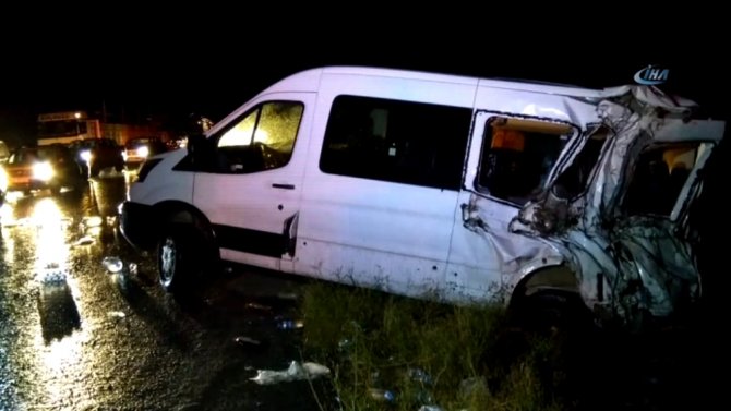 Sivas-erzincan Karayolunda Zincirleme Trafik Kazası: 2 Ölü, 6 Yaralı