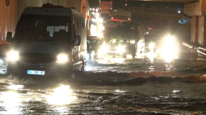 İstanbul’da Alt Geçidi Su Bastı