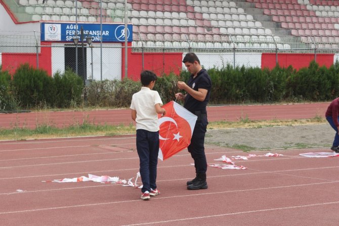 400 Çocuk Türk Bayraklı Uçurtmalarla Gökyüzünü Süsledi
