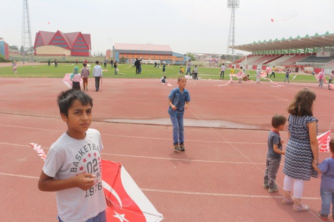 400 Çocuk Türk Bayraklı Uçurtmalarla Gökyüzünü Süsledi