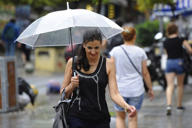 İstanbul’da Sağanak Yağmur Etkili Oluyor