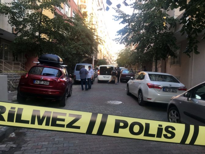 İstanbul’da Sokakta Kuyumcuyu Vurup 8 Kilo Altını Çaldılar