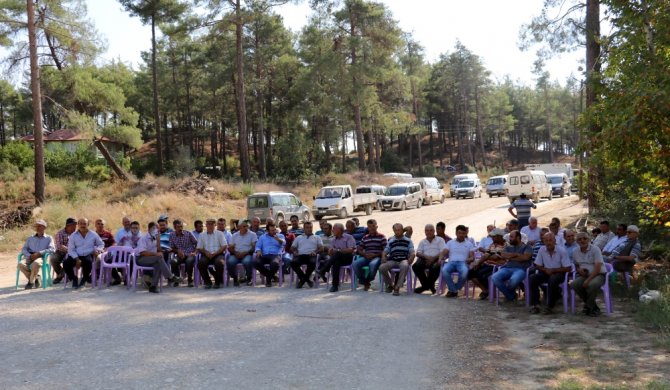 Burdur’da Köylülerin Sandalyeli Yol Kapatma Eylemi