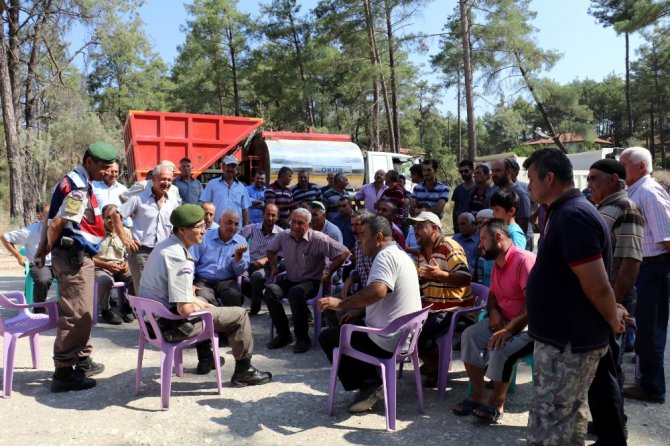 Burdur’da Köylülerin Sandalyeli Yol Kapatma Eylemi