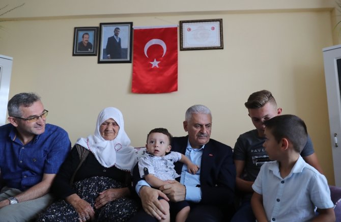 Başbakan Yıldırım’dan 15 Temmuz Şehidinin Ailesine Ziyaret
