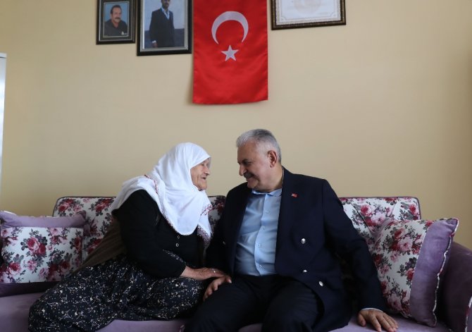 Başbakan Yıldırım’dan 15 Temmuz Şehidinin Ailesine Ziyaret
