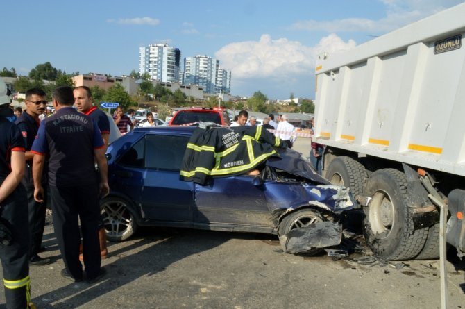 Kamyonla Otomobil Çarpıştı: 1 Ölü, 2 Yaralı