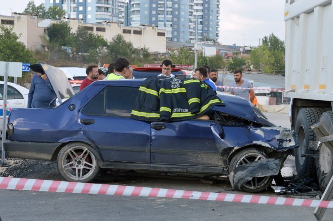 Kamyonla Otomobil Çarpıştı: 1 Ölü, 2 Yaralı