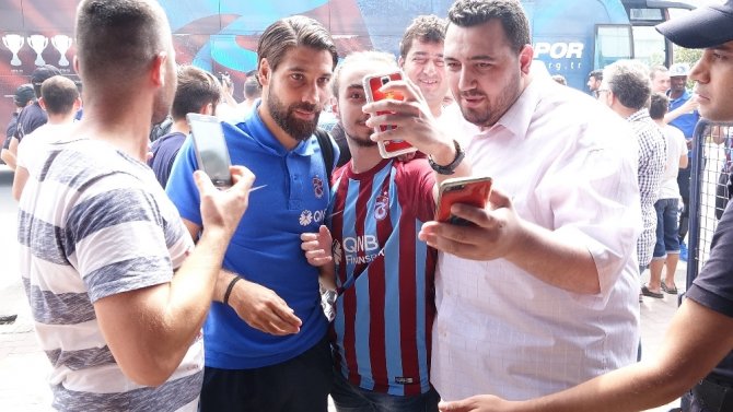 Trabzonspor, İstanbul’a Meşalelerle Uğurlandı