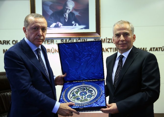 Cumhurbaşkanı Erdoğan, Denizli Büyükşehir Belediyesini Ziyaret Etti