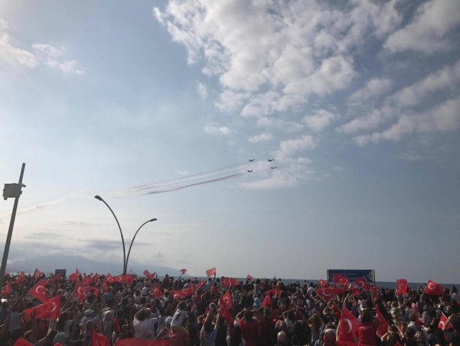 Türk Yıldızları Trabzon’da Şehit Eren Bülbül İçin Uçtu