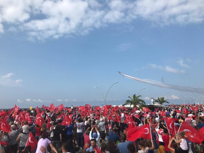 Türk Yıldızları Trabzon’da Şehit Eren Bülbül İçin Uçtu