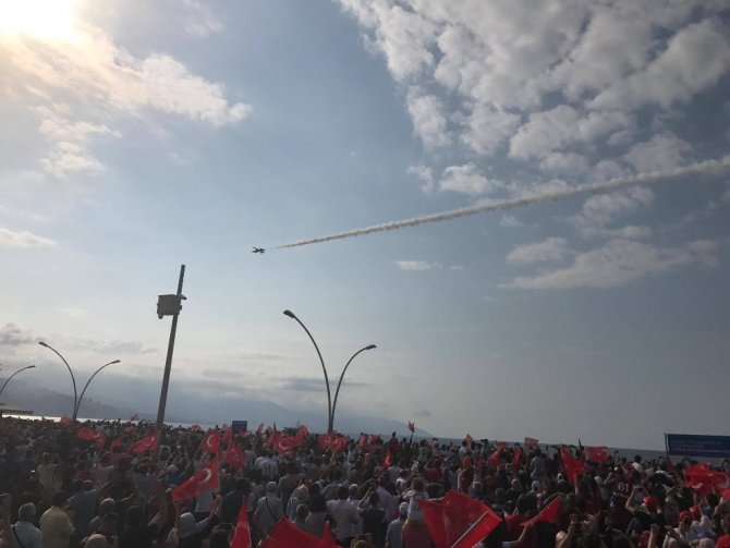 Türk Yıldızları Trabzon’da Şehit Eren Bülbül İçin Uçtu