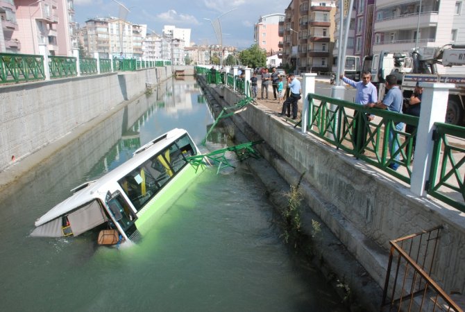 Midibüs Sulama Kanalına Düştü: 5 Yaralı