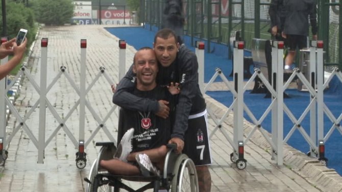 Kartal Yağmur Altında Çalıştı
