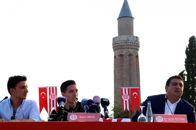 Antalyaspor’dan Nasri’ye Özel İmza Töreni