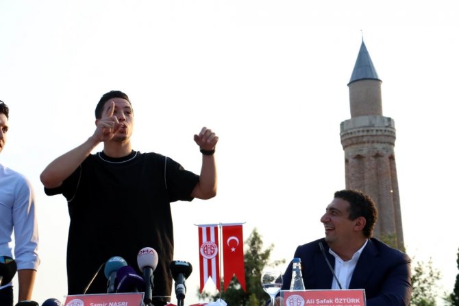 Antalyaspor’dan Nasri’ye Özel İmza Töreni