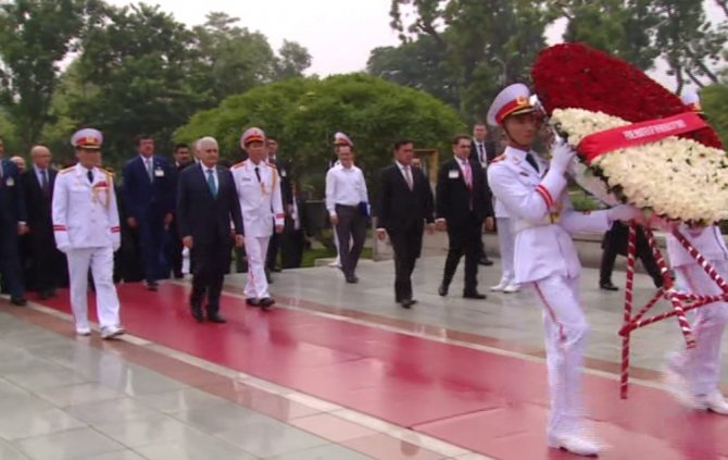Vietnam’ın İlk Başkanının Mozolesini Ziyaret Etti