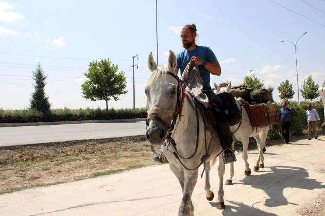 Polonya’dan Kudüs’e At Sırtında Hac Yolculuğu