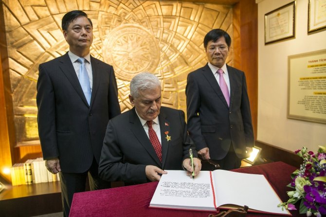 Başbakan Yıldırım’a Vietnam’da Şeref Madalyası