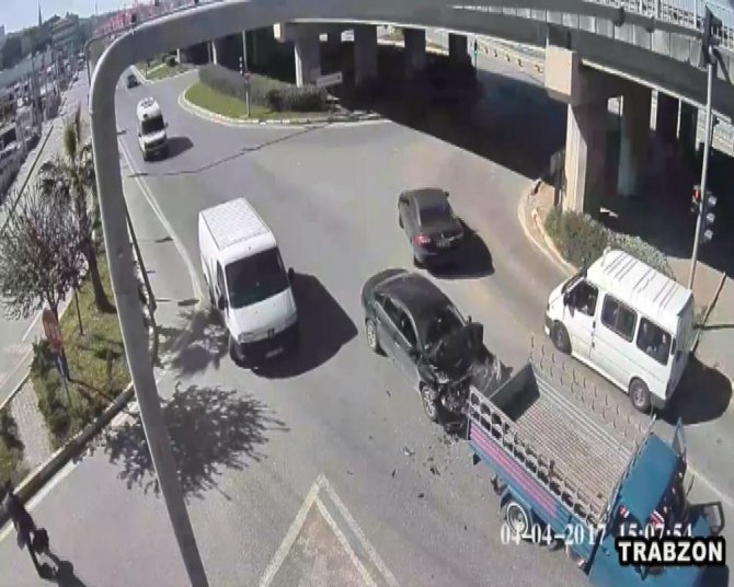 Otomobilin Çarptığı Genç Kız Havaya Uçtu