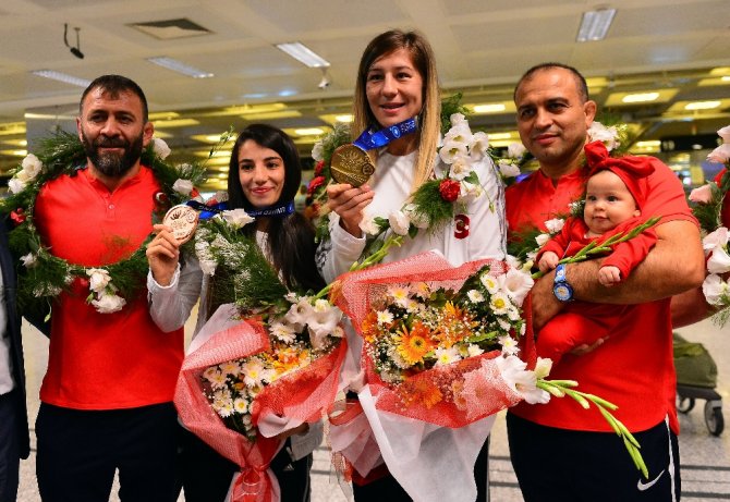 Adını Tarihe Altın Harflerle Yazdıran Adar’a Çiçekli Karşılama