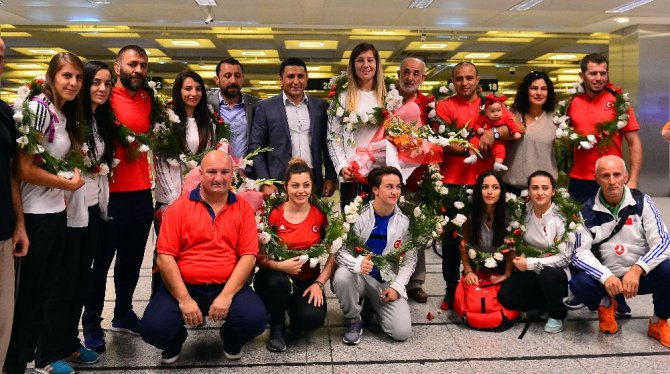 Adını Tarihe Altın Harflerle Yazdıran Adar’a Çiçekli Karşılama