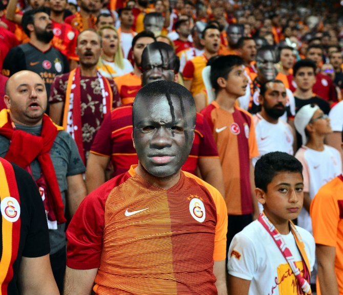 Gomis’e Futbolcu Ve Taraftarlardan Destek