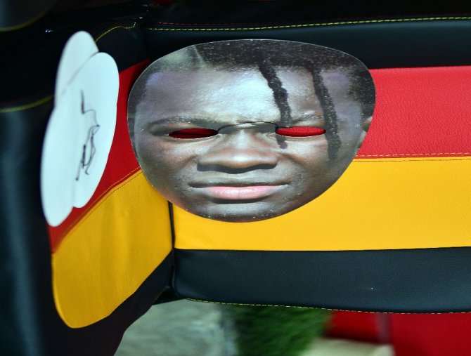 Gomis’e Futbolcu Ve Taraftarlardan Destek